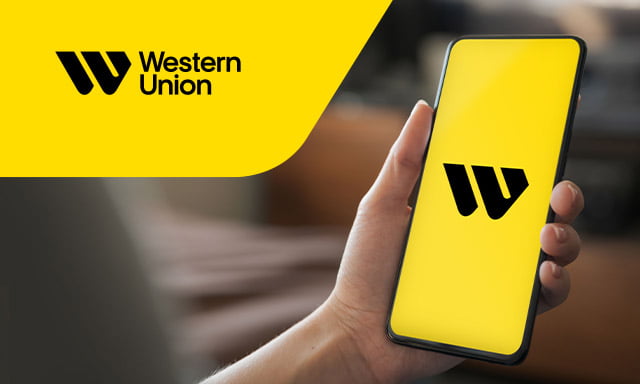 persona sujetando móvil con app de western union como gano dinero extra