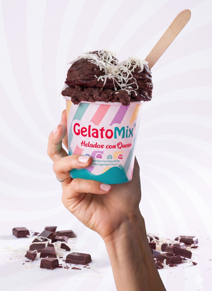 rico-helado-de-chcolate-con-queso-rayado